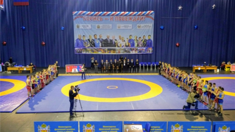В Оренбурге состоялось первенство ПФО по вольной борьбе среди юниоров и юниорок